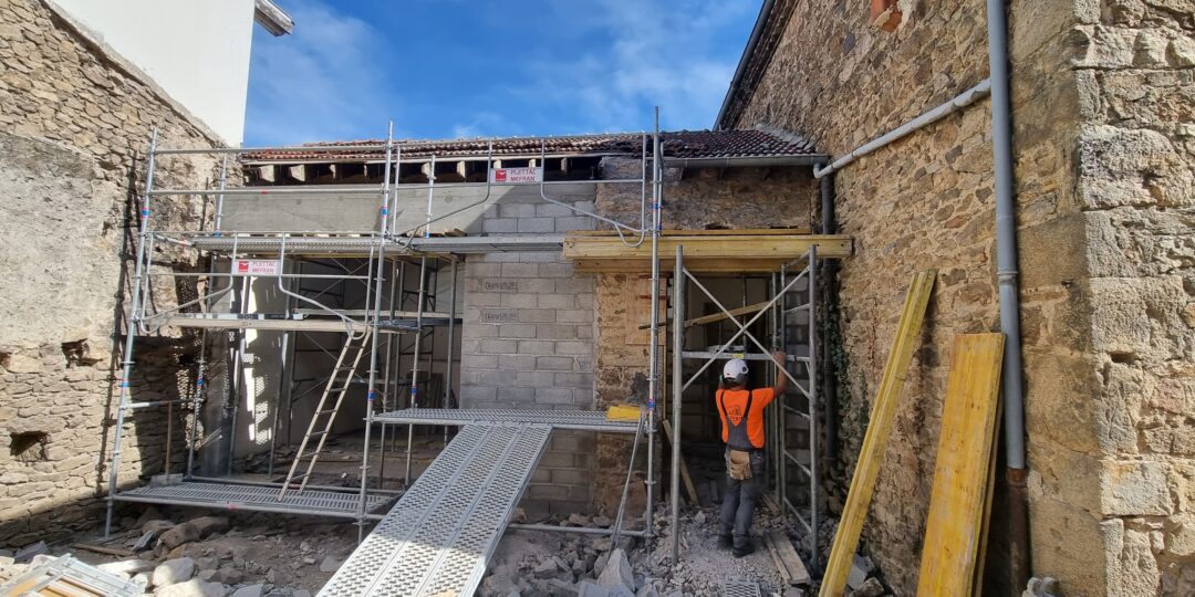 https://www.oliveira-sa.com/wp-content/uploads/2025/01/renovation-restaurant-la-cure-roiffieux-07100-20231005_140036-1080x540.jpg