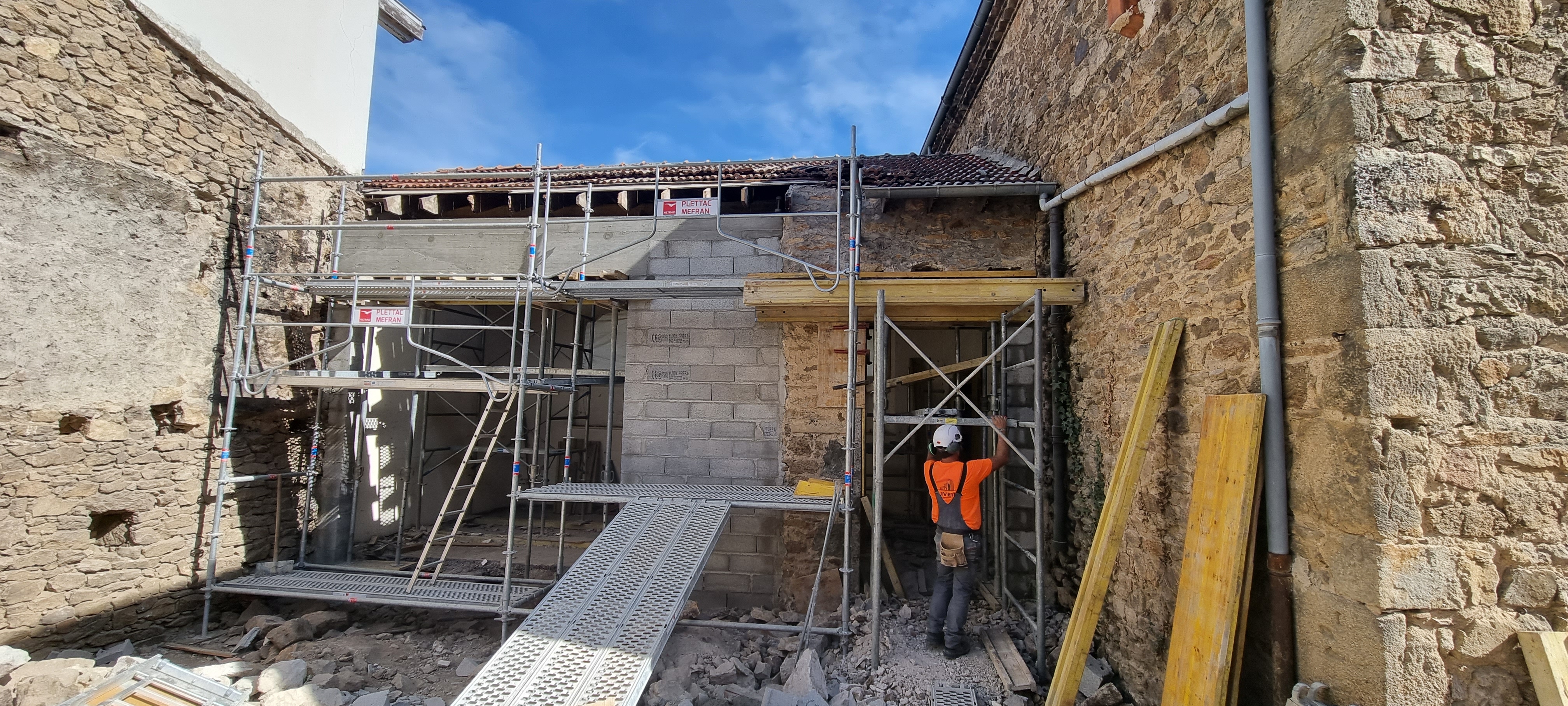 https://www.oliveira-sa.com/wp-content/uploads/2025/01/renovation-restaurant-la-cure-roiffieux-07100-20231005_140036.jpg