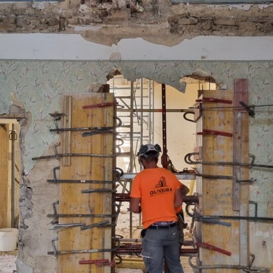 https://www.oliveira-sa.com/wp-content/uploads/2025/01/renovation-restaurant-la-cure-roiffieux-07100-20231005_145740-540x540.jpg