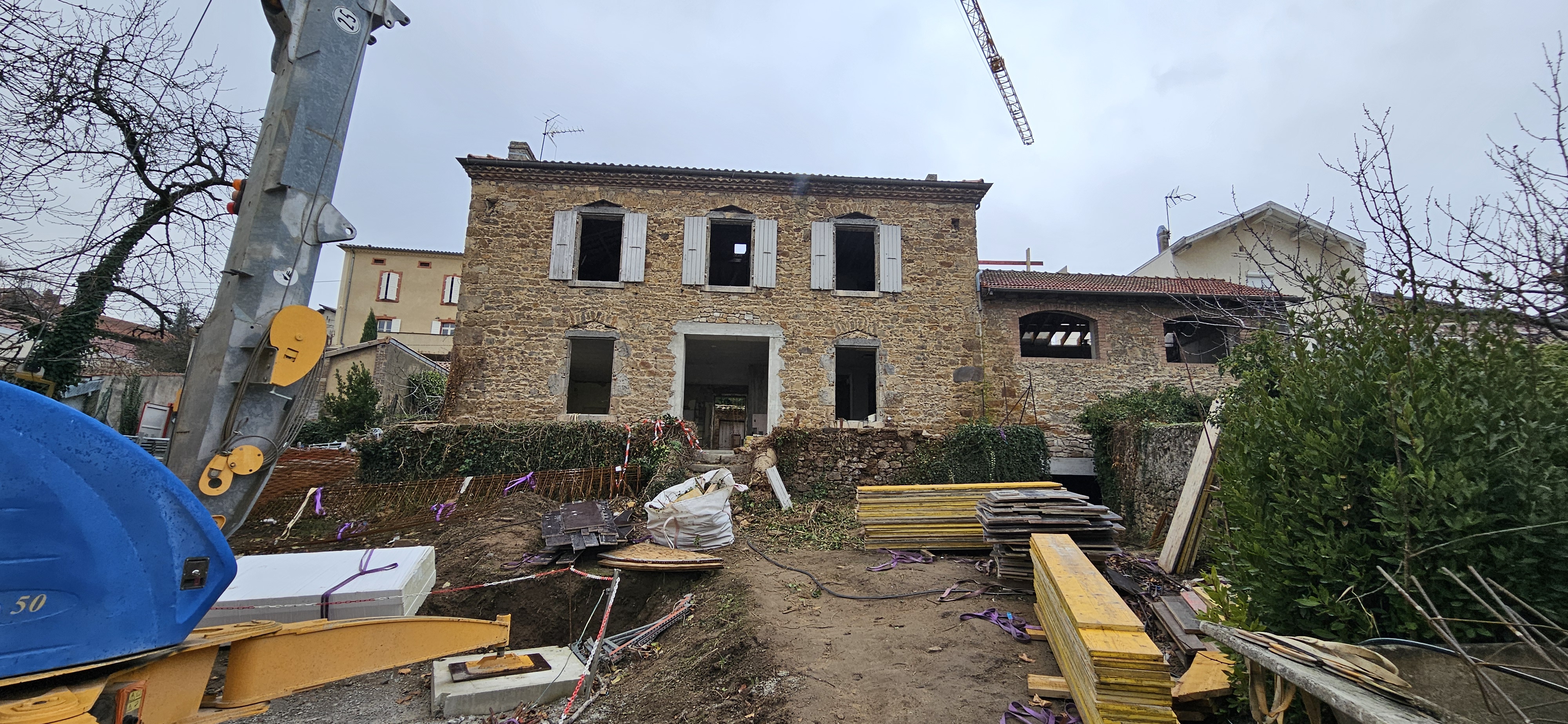 https://www.oliveira-sa.com/wp-content/uploads/2025/01/renovation-restaurant-la-cure-roiffieux-07100-20231214_134612.jpg