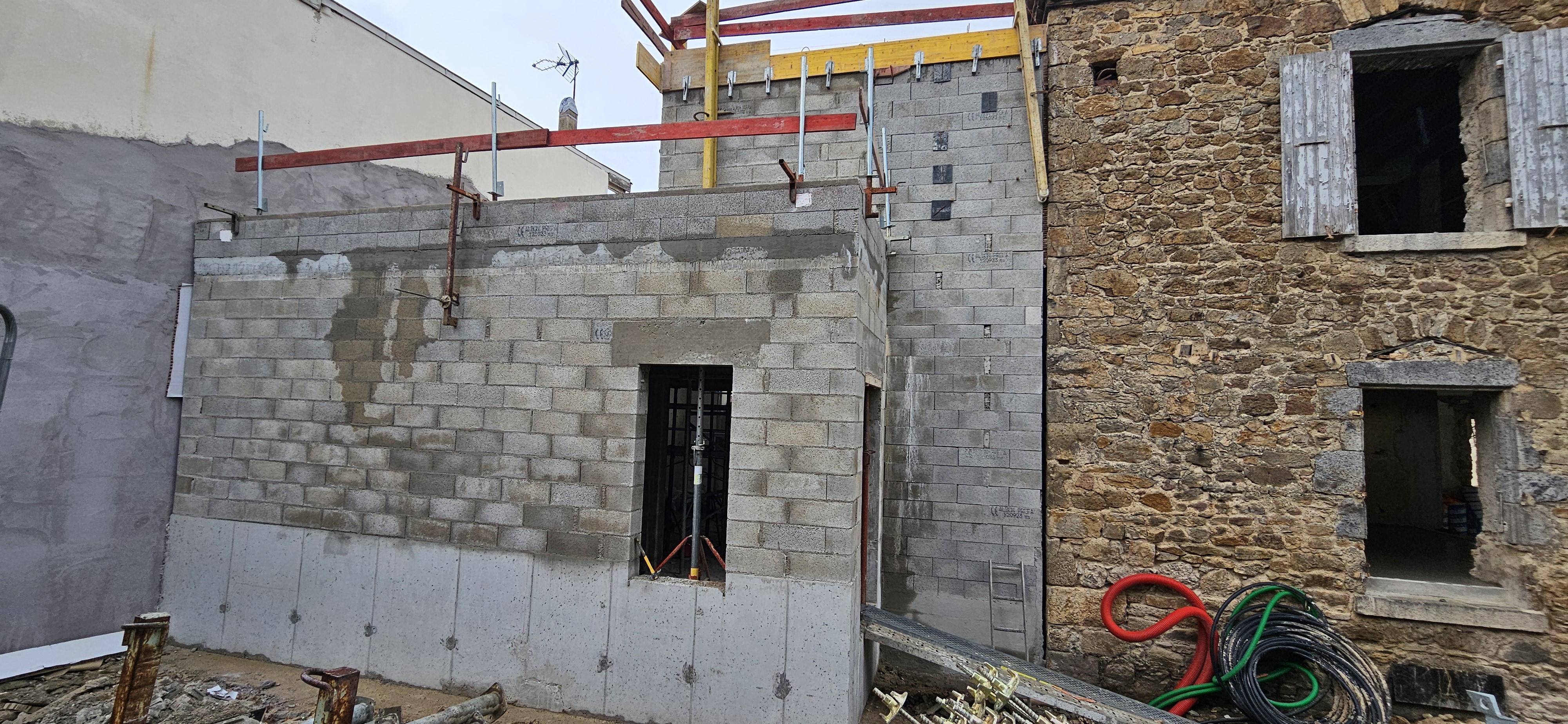 https://www.oliveira-sa.com/wp-content/uploads/2025/01/renovation-restaurant-la-cure-roiffieux-07100-20231214_135157.jpg