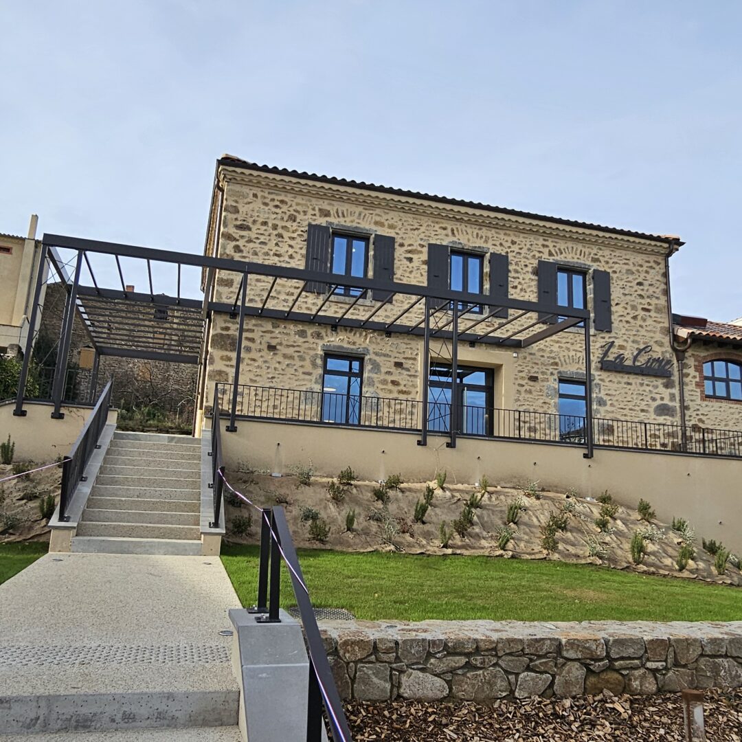 https://www.oliveira-sa.com/wp-content/uploads/2025/01/renovation-restaurant-la-cure-roiffieux-07100-20241205_120254-1080x1080.jpg