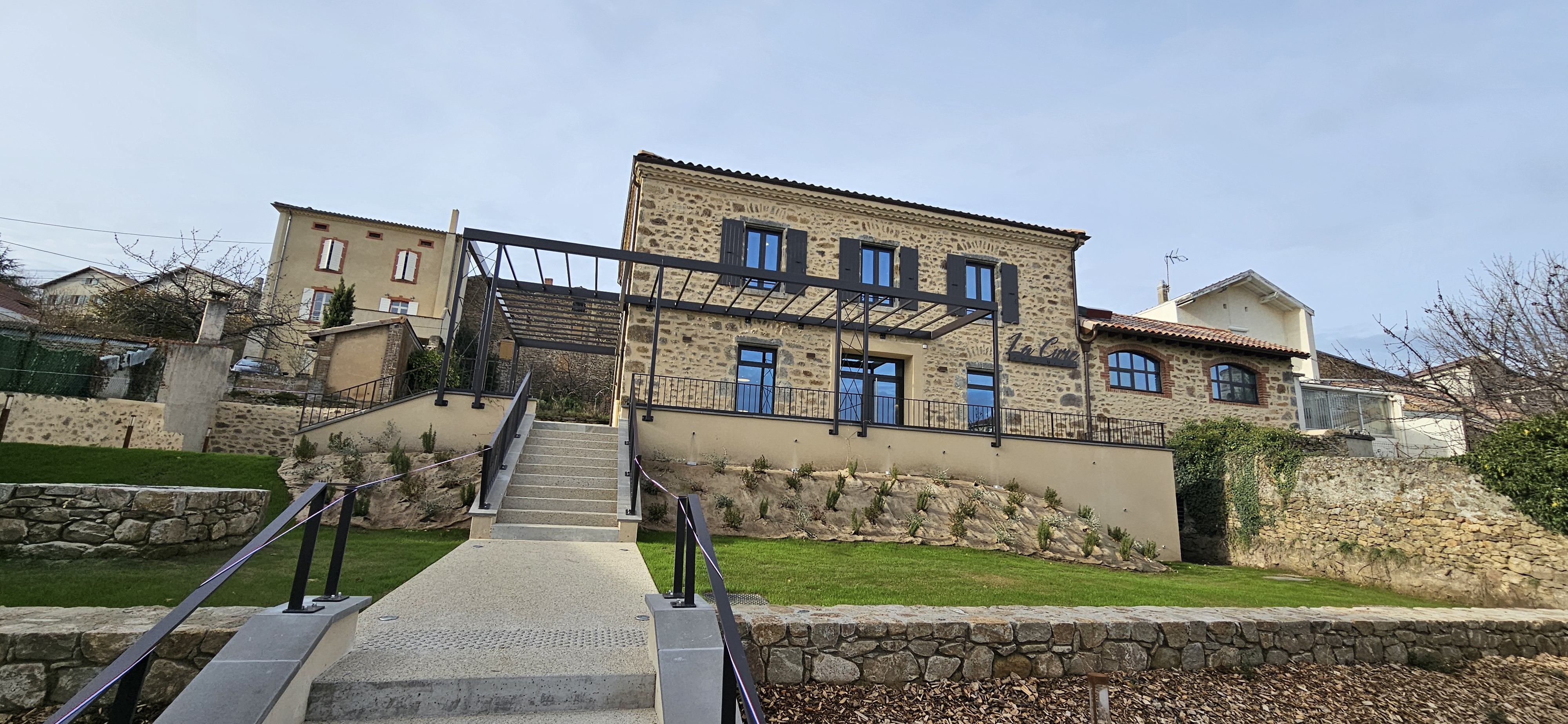 https://www.oliveira-sa.com/wp-content/uploads/2025/01/renovation-restaurant-la-cure-roiffieux-07100-20241205_120254.jpg